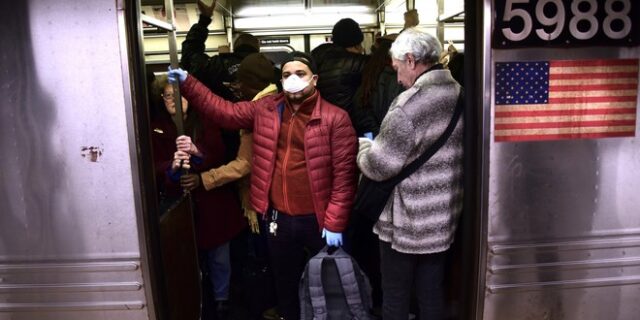 CDC: Και οι εμβολιασμένοι πρέπει να φορούν μάσκα σε κλειστούς χώρους