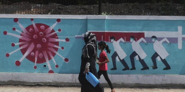 Ηχηρή προειδοποίηση ειδικών: “Εργοστάσια μεταλλάξεων οι ανεμβολίαστοι”