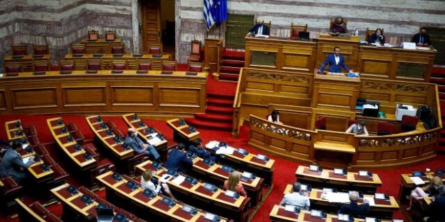 ΣΥΡΙΖΑ: Αποφεύγει τον Τσίπρα και αποπροσανατολίζει ο Μητσοτάκης