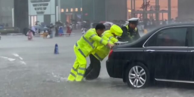 Πλημμύρες στην Κίνα: 200.000 κάτοικοι απομακρύνθηκαν από τα σπίτια τους – Στους 12 οι νεκροί
