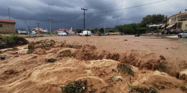 Λάρισα: Ισχυρή καταιγίδα “σάρωσε” τα παράλια