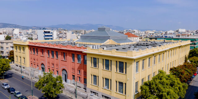 Κλείνει το Καπνεργοστάσιο λόγω της πυρκαγιάς στη Βαρυμπόμπη