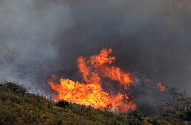 Υπό μερικό έλεγχο η φωτιά στο Μαρκόπουλο Μεσογαίας