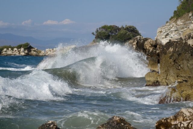 Καιρός: Διατηρείται το μελτέμι στο Αιγαίο στα 6 με 7 μποφόρ