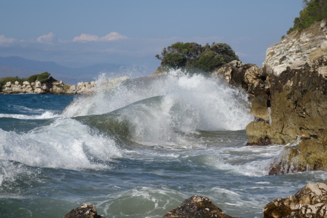 Καιρός: Εξασθενεί το μελτέμι το Σαββατοκύριακο – Σε κανονικά επίπεδα η θερμοκρασία