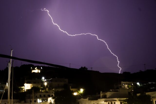 Κακοκαιρία: Ισχυρές καταιγίδες και χαλάζι έπληξαν πολλές περιοχές – Πάνω από 130 κλήσεις στην Πυροσβεστική