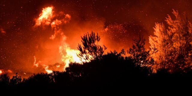 Μεγάλη φωτιά στη Ρόδο: Ανεξέλεγκτη η κατάσταση – Εκκενώθηκαν οικισμοί, στο “σκοτάδι” μεγάλο μέρος του νησιού