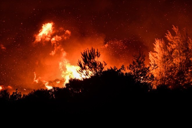 Μεγάλη φωτιά στη Ρόδο: Ανεξέλεγκτη η κατάσταση – Εκκενώθηκαν οικισμοί, στο “σκοτάδι” μεγάλο μέρος του νησιού