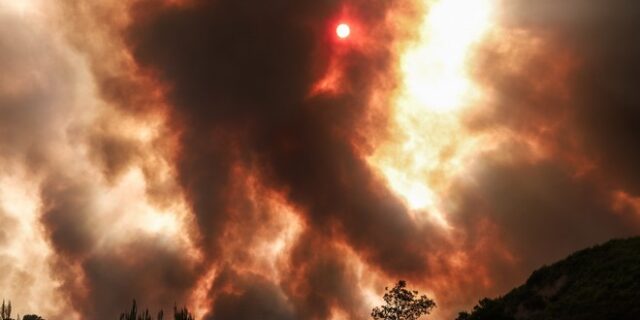 Διαρκείς αναζωπυρώσεις σε Εύβοια, Αρκαδία και Μάνη