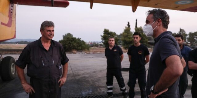 Μητσοτάκης: Επίσκεψη στην 112 Πτέρυγα Μάχης– Συνομίλησε με πιλότους των Canadair