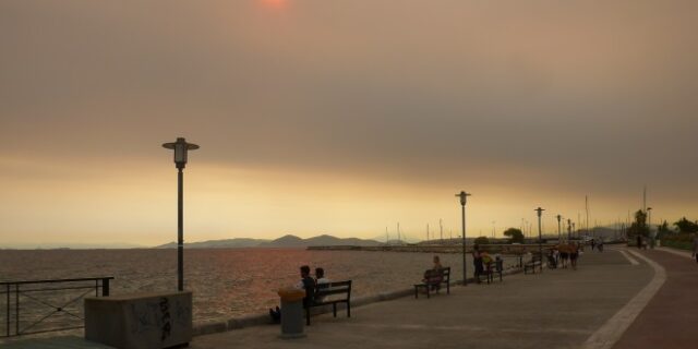 Φωτιά: Πιο πέρα από τα Αντικύθηρα οι καπνοί από τις εκτεταμένες πυρκαγιές