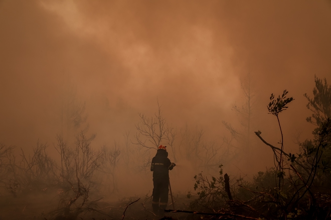 Φωτιά στην Εύβοια: Μάχη κατοίκων και πυροσβεστών για να σωθούν οι Καματριάδες – Εντολή εκκένωσης της Αβγαριάς