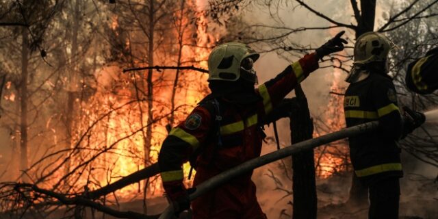 Φωτιά στην Αρκαδία: Ανεξέλεγκτη η πυρκαγιά – Εκκενώνονται 12 οικισμοί