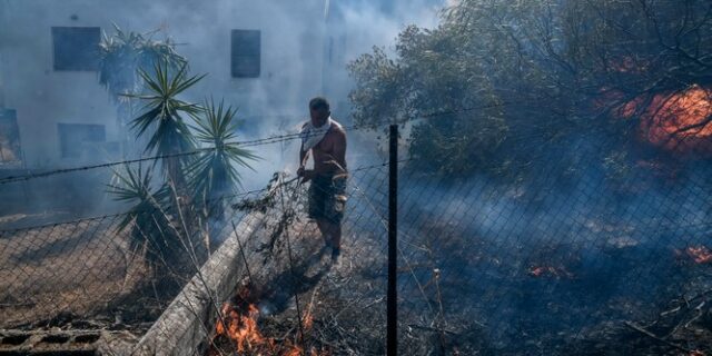 “Κόλαση” σε Κερατέα και Βίλια – Σπίτια στις φλόγες
