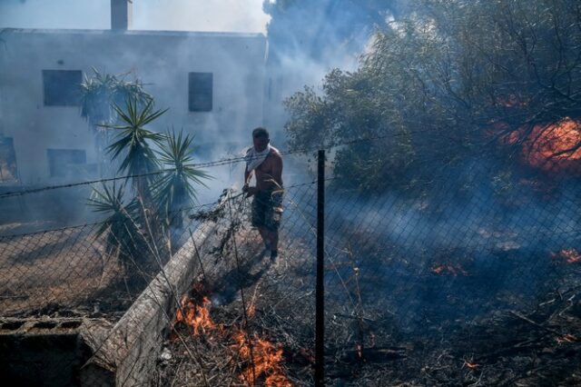 “Κόλαση” σε Κερατέα και Βίλια – Σπίτια στις φλόγες