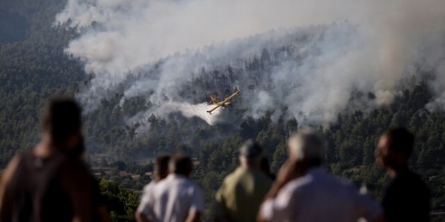 Φωτιά στα Βίλια: Έχει επεκταθεί στο Όρος Πατέρα και κινείται νότια -Στη μάχη και τα δύο “Ιλιούσιν”