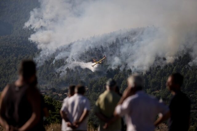 Φωτιά στα Βίλια: Έχει επεκταθεί στο Όρος Πατέρα και κινείται νότια -Στη μάχη και τα δύο “Ιλιούσιν”