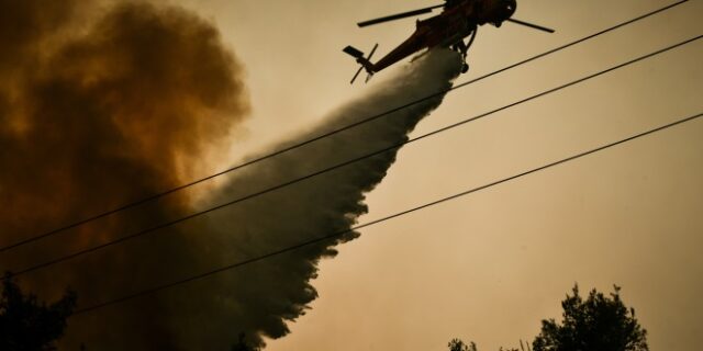 Φωτιά στα Βίλια: Συνεχίζονται οι προσπάθειες στο Καντήλι
