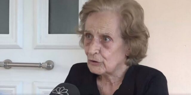 Συγκλονίζει η 81χρονη που έγινε πρωτοσέλιδο: “Έχασα τον άντρα μου και φώναζα βοήθεια”