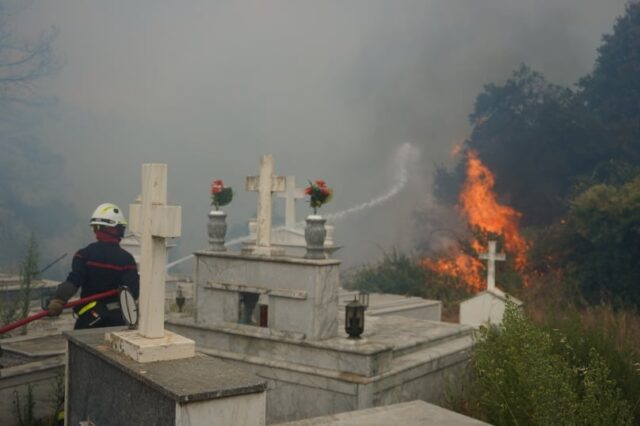 Φωτιά στη Γορτυνία: Καρέ – καρέ η μάχη για να σωθεί το Νεοχώρι
