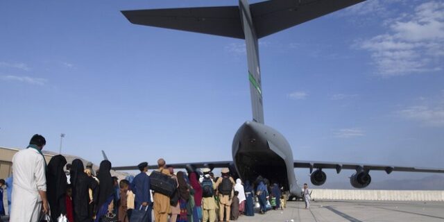 Αφγανιστάν: “Φύγετε από το αεροδρόμιο της Καμπούλ” – Φόβοι για τρομοκρατική επίθεση