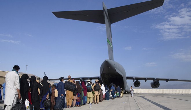 Αφγανιστάν: “Φύγετε από το αεροδρόμιο της Καμπούλ” – Φόβοι για τρομοκρατική επίθεση