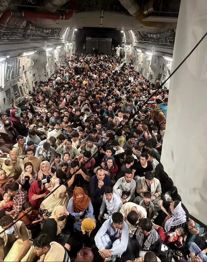 Χάος στο Αφγανιστάν: 823 πολίτες σε ένα μεταγωγικό των ΗΠΑ – Απόγνωση στο αεροδρόμιο της Καμπούλ
