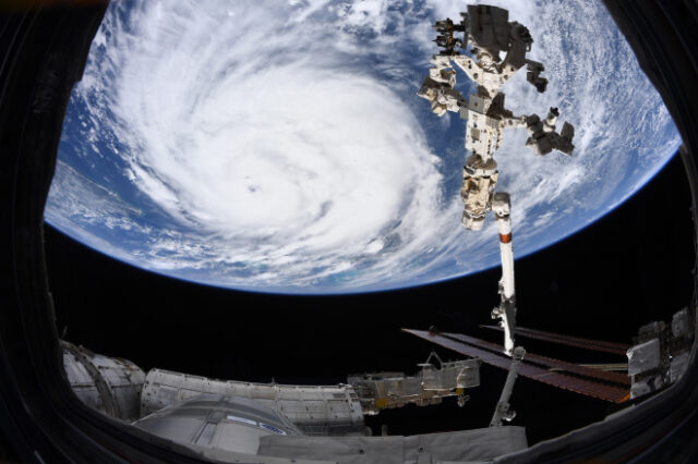Ο τυφώνας Άιντα σαρώνει τις ΗΠΑ – Συγκλονιστικές εικόνες από το Διάστημα