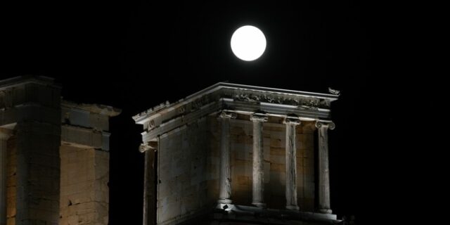 Αυγουστιάτικη Πανσέληνος 2021: Εντυπωσιακά καρέ από το ολόγιομο φεγγάρι