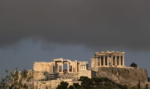 Φωτιά στην Βαρυμπόμπη: Συγκλονιστικές εικόνες από το κέντρο της Αθήνας