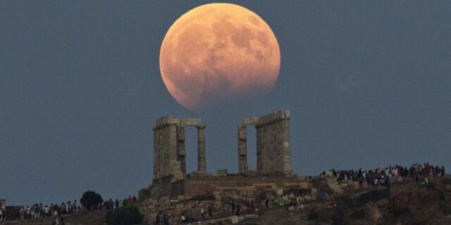 Αυγουστιάτικο φεγγάρι: Ξεχάστε όσα γνωρίζατε για τη λαμπρότερη και μεγαλύτερη πανσέληνο του έτους