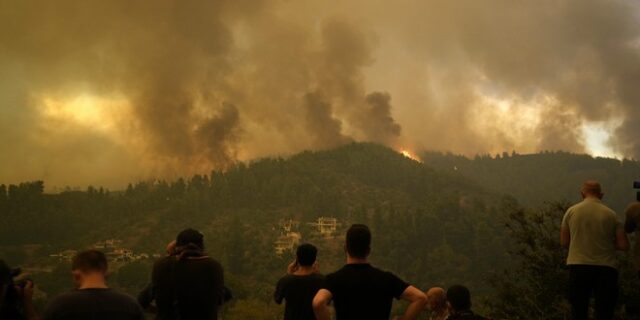 Φωτιά στην Εύβοια – Οργή κατοίκων: “Το έγκλημα έχει ονοματεπώνυμο. Κυριάκος Μητσοτάκης”