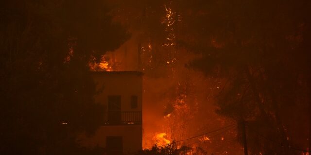 Εφιαλτική νύχτα στη Βόρεια Εύβοια – Μάχη για να μην φτάσει η φωτιά σε Ιστιαία