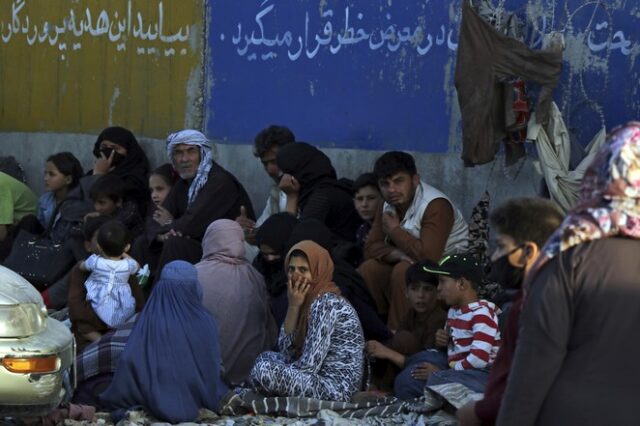 Ανθρωπιστική κρίση στο Αφγανιστάν: Εκατοντάδες εκτοπισμένες οικογένειες εκλιπαρούν για φαγητό και στέγη