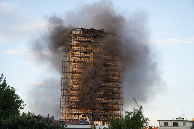 Ιταλία: Φωτιά σε ουρανοξύστη στο Μιλάνο – Εκκενώθηκε το κτίριο