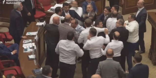 Αρμενία: Άγριο ξύλο μέσα στη Βουλή