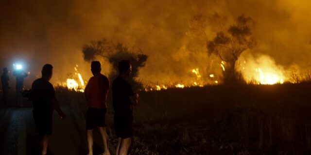 Η Ελλάδα στις φλόγες: Ολονύχτια μάχη σε Αρχαία Ολυμπία, Εύβοια και Μεσσηνία