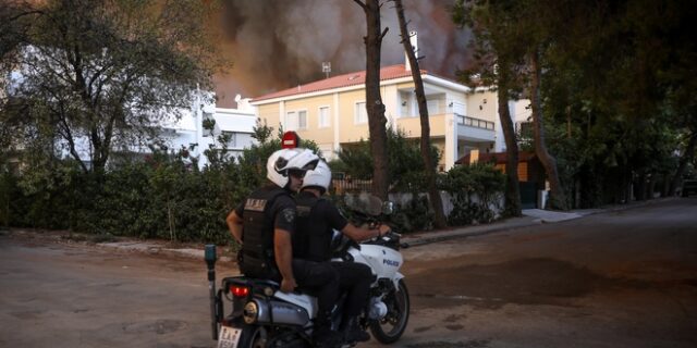 Φωτιά στην Βαρυμπόμπη: Πόρτα πόρτα έλεγχοι της αστυνομίας για εγκλωβισμένους