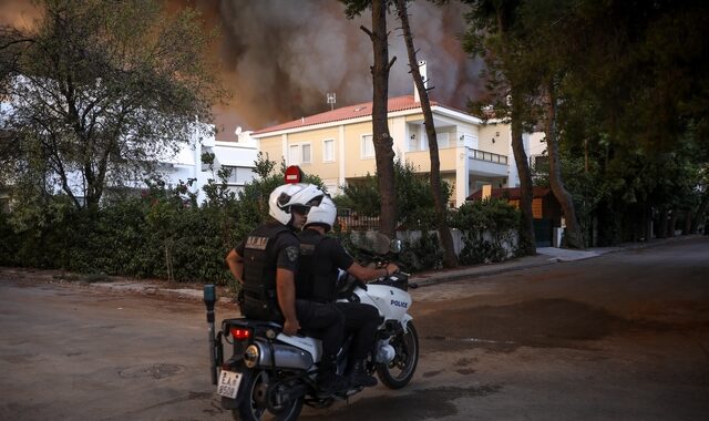 Φωτιά στην Βαρυμπόμπη: Πόρτα πόρτα έλεγχοι της αστυνομίας για εγκλωβισμένους