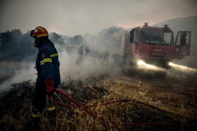 Φωτιά στα Βίλια: Πύρινος εφιάλτης για τέταρτη ημέρα – Εκκενώθηκαν πέντε οικισμοί