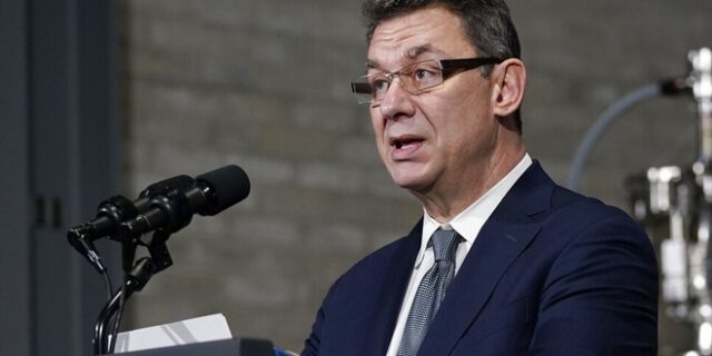 Θετικός στον κορονοϊό ο Άλμπερτ Μπουρλά – “Έχω λάβει τέσσερις δόσεις και κάνω αγωγή με Paxlovid”
