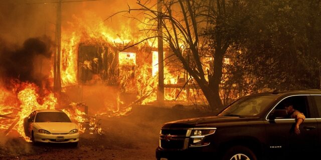 ΗΠΑ: Στάχτη έχουν γίνει σχεδόν 2 εκ. στρέμματα από την πυρκαγιά Ντίξι