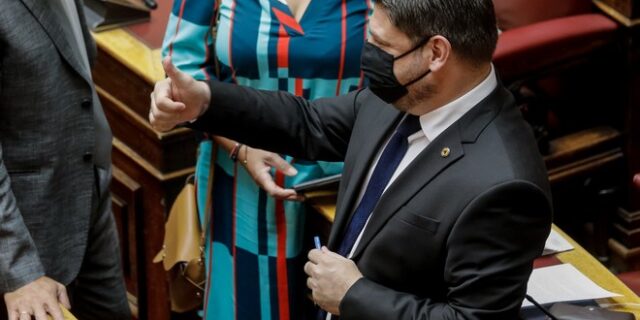 Χαρδαλιάς: Η επανεμφάνιση στη Βουλή μετά την περιπέτεια της υγείας του