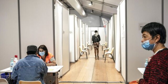 Κορονοϊός: Διπλάσιες οι πιθανότητες επαναμόλυνσης για τους ανεμβολίαστους