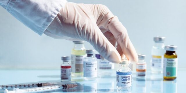 Εμβόλια Pfizer – AstraZeneca: Πότε αρχίζει να μειώνεται η προστασία που παρέχουν