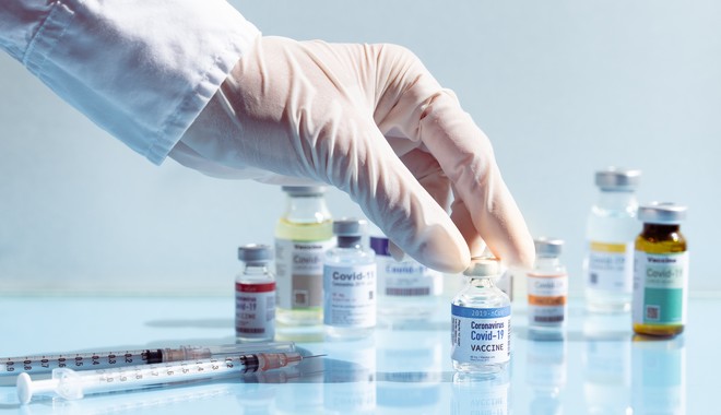 Εμβόλια Pfizer – AstraZeneca: Πότε αρχίζει να μειώνεται η προστασία που παρέχουν