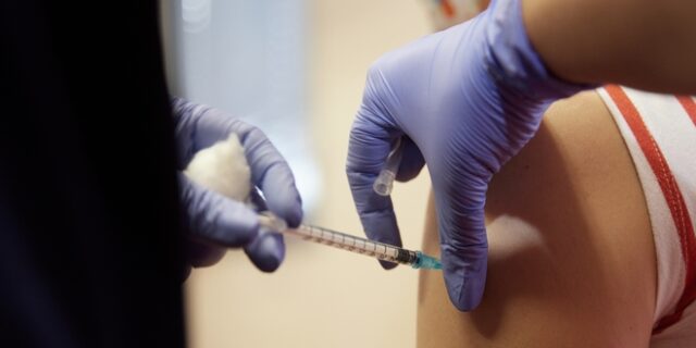 Καμπανάκι Γιαμαρέλλου για ανεμβολίαστους: “Κινδυνεύουν να μπουν στην εντατική”