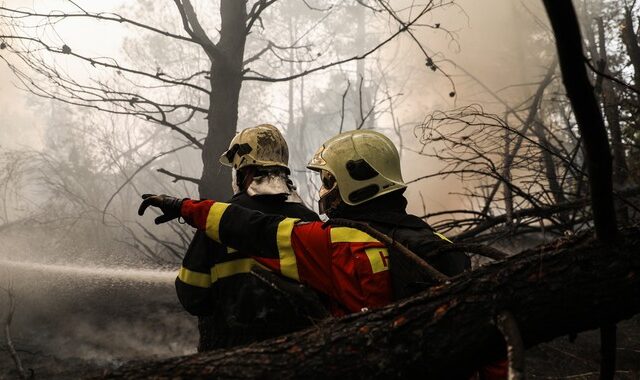 Οι εθελοντές πυροσβέστες ρισκάρουν τη ζωή τους, αλλά δεν νοιάζεται κανείς για αυτό