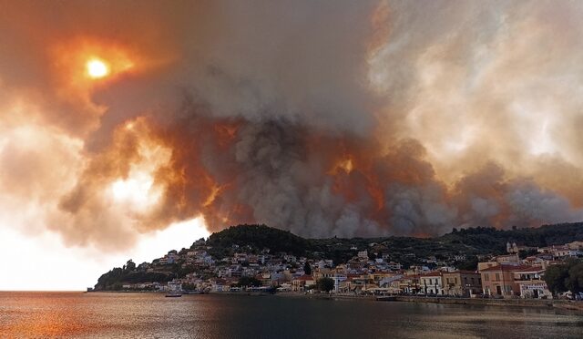 Φωτιά στην Εύβοια: Εκτός ελέγχου – Σπίτια παραδόθηκαν στις φλόγες