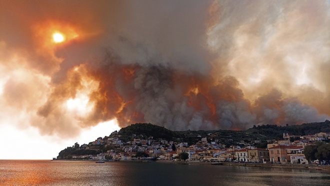 Φωτιά στην Εύβοια: Εκτός ελέγχου – Σπίτια παραδόθηκαν στις φλόγες